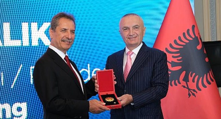 Arnavutluk’tan Ahmet Çalık’a Bayrak Şövalyesi Nişanı verildi