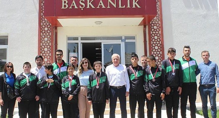 Özel Sporcular Türkiye Şampiyonasında 6 Madalya Kazanan Bozkır Özel Sporcular Başkan Saygı’yı Ziyaret Etti