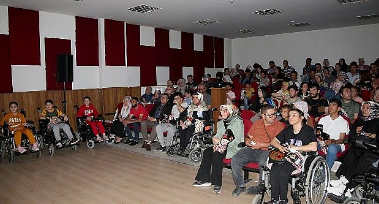 Van Büyükşehir Belediyesi engelli vatandaşlar ve ailelerine sinema keyfi yaşattı.
