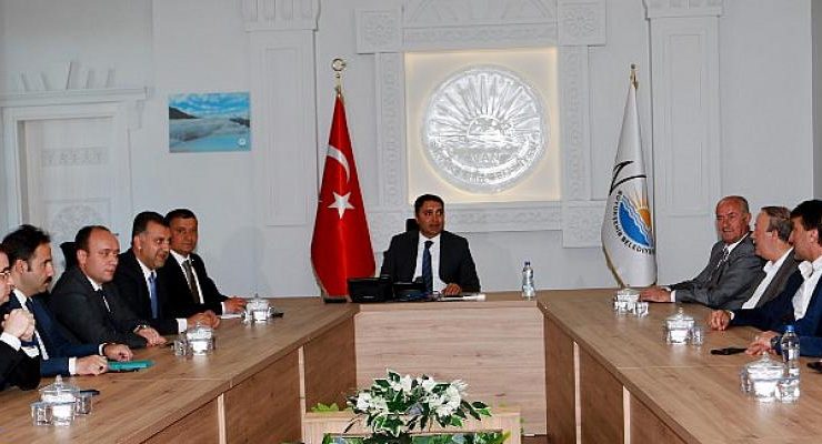 Van Büyükşehir Belediyesi’nde yapılan toplantıda ilçe belediye başkanları bir araya geldi.